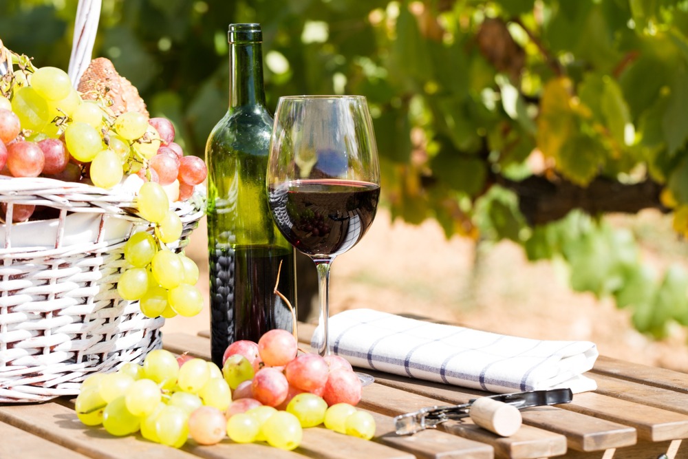 composicion de cesta con uvas y vino